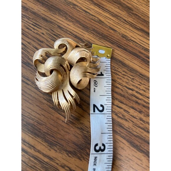 Crown Trifari brushed gold tone swirl feather design ribbon brooch vintage - Picture 4 of 4